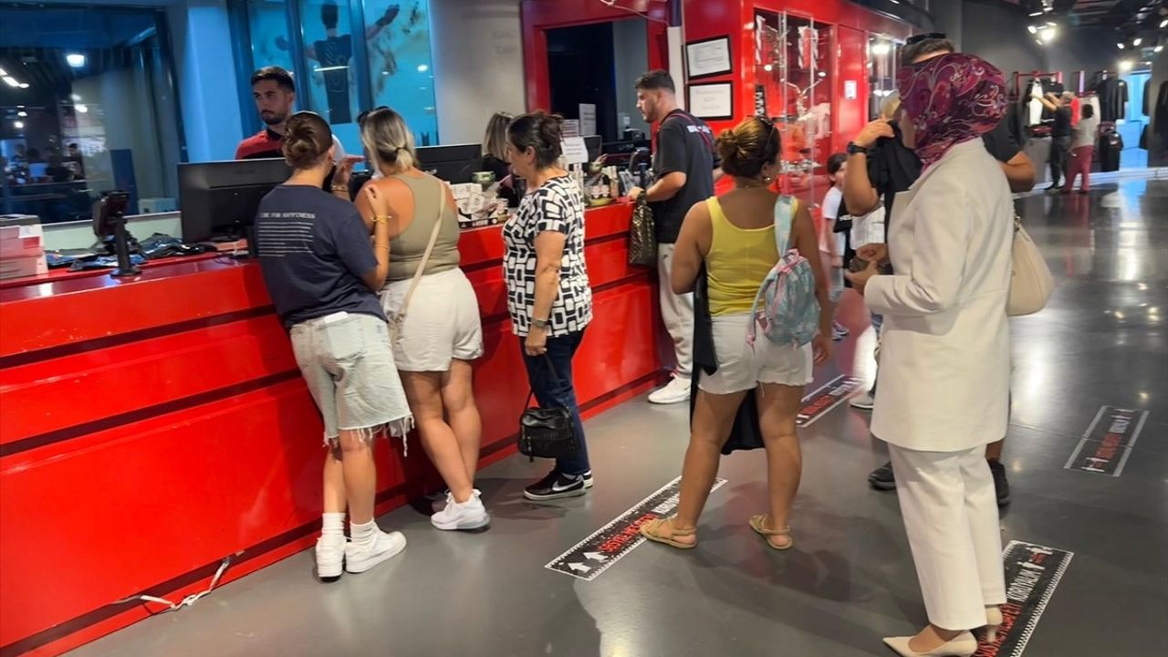 Aile ve Sosyal Hizmetler Bakanı Göktaş Beşiktaş Mağazasını Ziyaret Etti