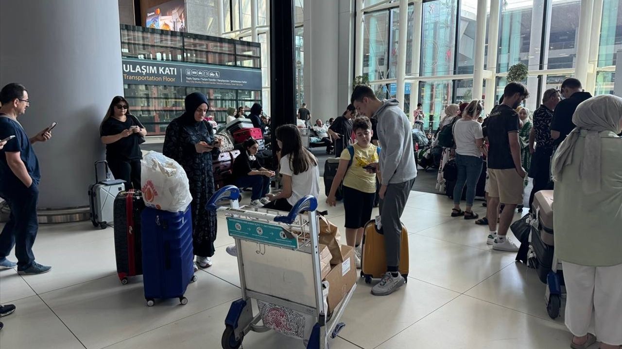 AJet'in Trabzon-Bursa Uçağı Acil İniş Yaptı