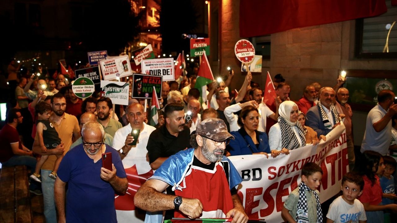 AK Partili Kaya, Giresun'da Gazze İçin Yürüyüşte Konuştu