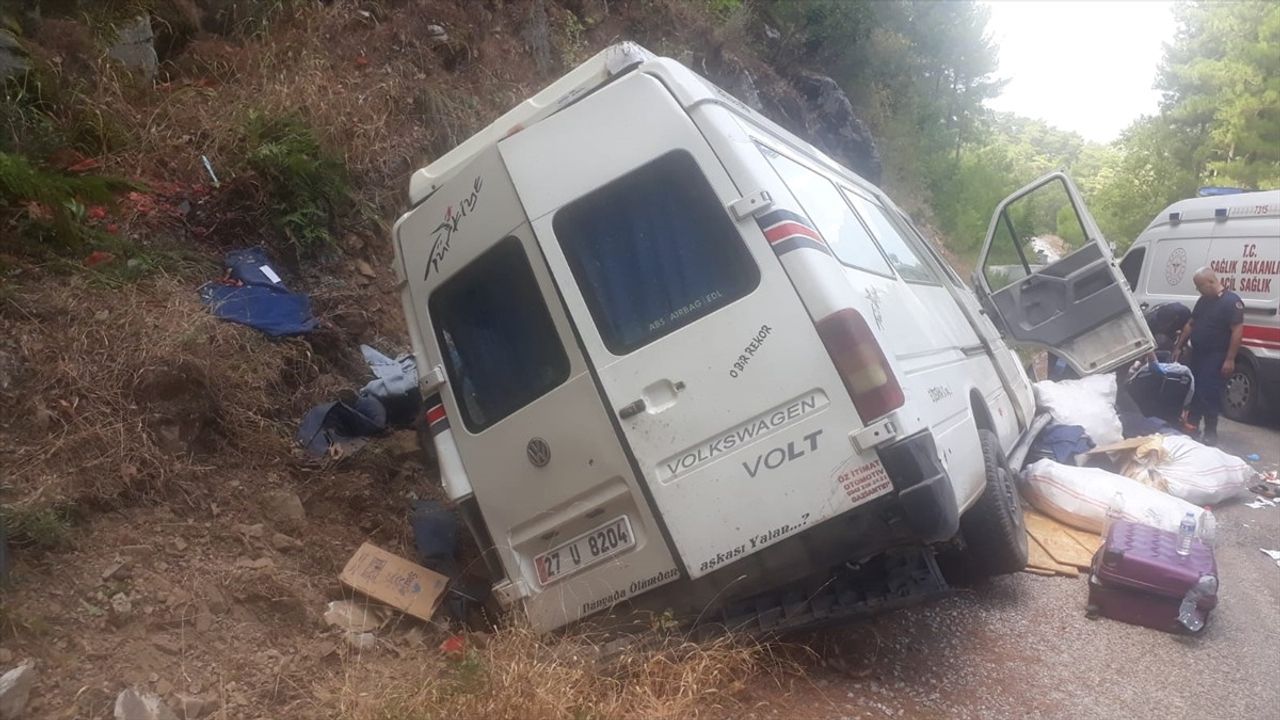 Alanya'da Minibüs Devrildi: 6 Yaralı