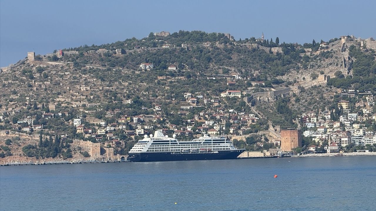 Alanya Limanı'nda Azamara Journey Kruvaziyeri Durağında