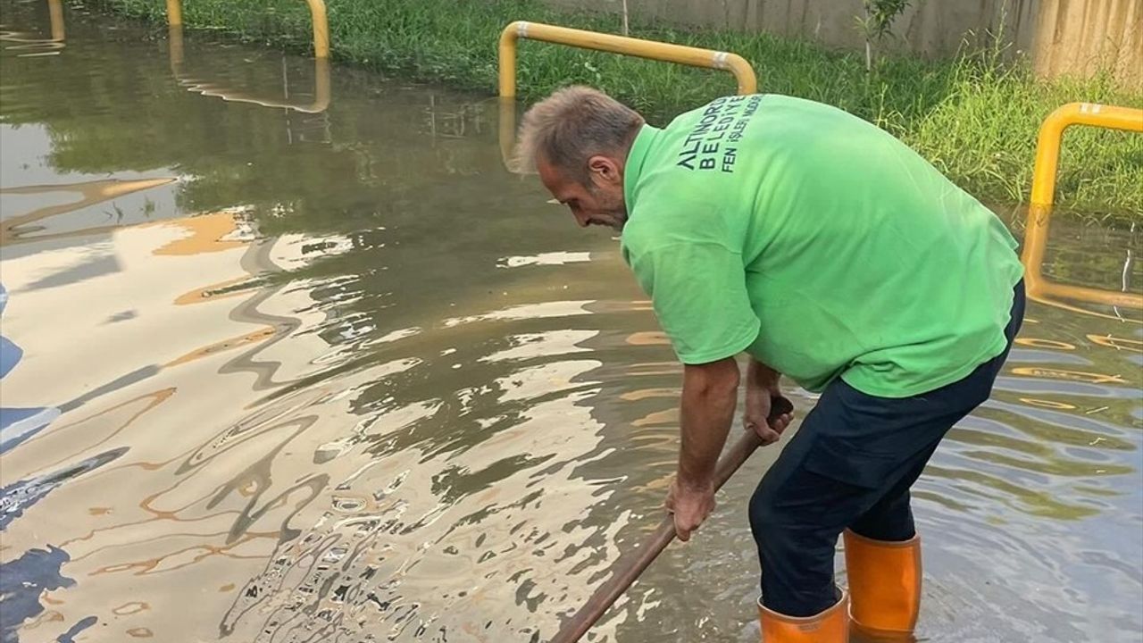 Altınordu'da Şiddetli Yağışlar Su Baskınlarına Yol Açtı