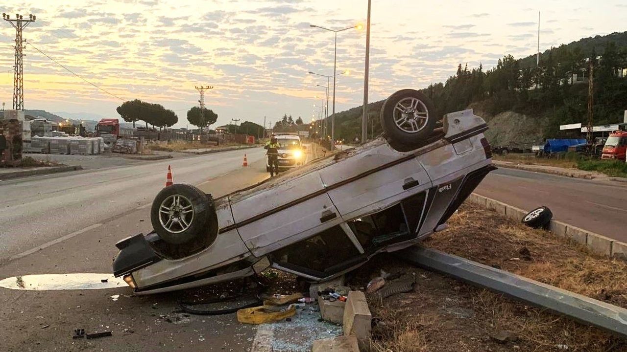 Amasya'da Aydınlatma Direğine Çarpan Otomobilde 4 Yaralı