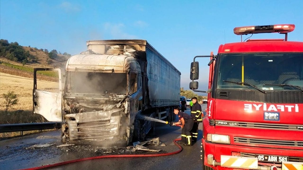 Amasya Merzifon'da Yangın: Seyir Halindeki Tır Alev Alev Yanarak Kullanılamaz Hale Geldi