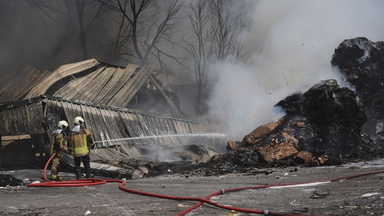 Ankara'da Geri Dönüşüm Fabrikasında Yangın Çıktı
