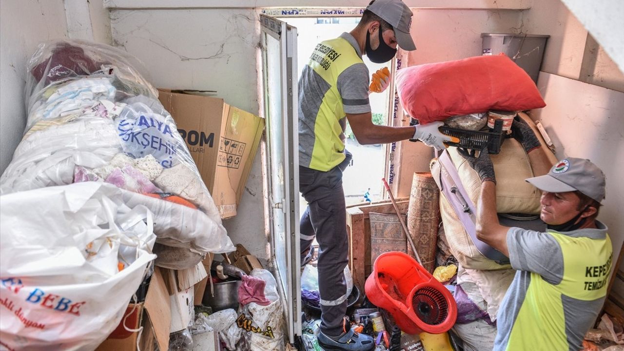 Antalya'da Apartman Temizliği: 6 Kamyon Çöp Taşındı