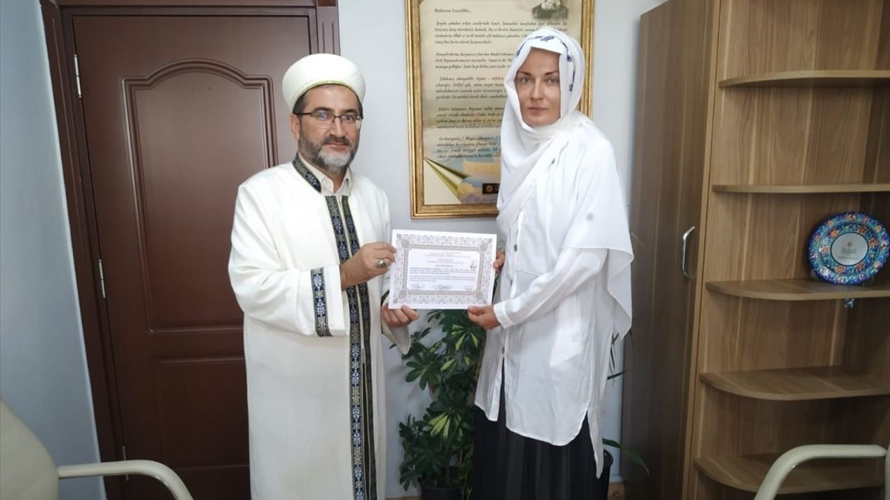 Antalya'da Belaruslu Kadın, İslamiyet'i Seçti