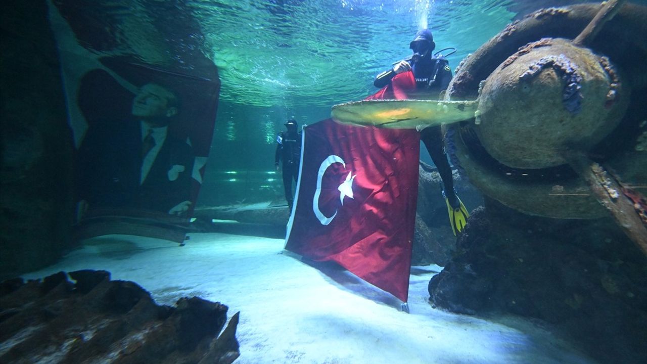 Antalya'da Dalgıçlardan Farklı Bir 30 Ağustos Kutlaması