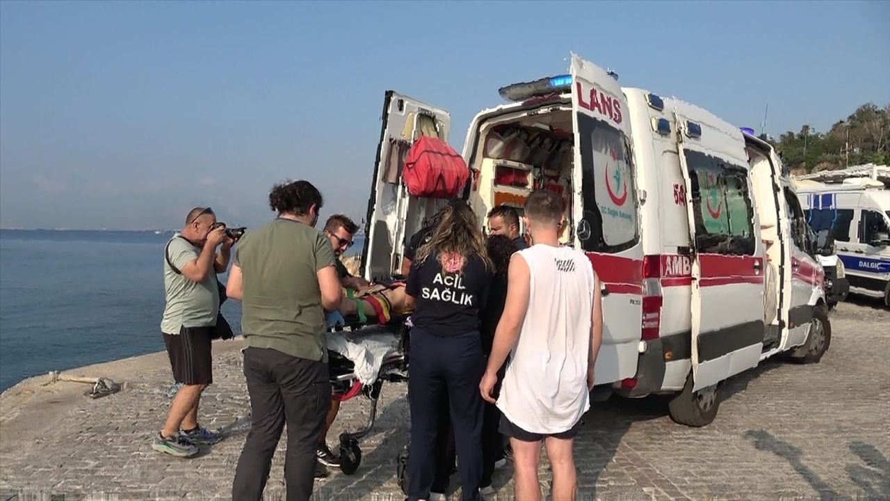 Antalya'da Falezlerden Düşen Kadın Denizde Kurtarıldı