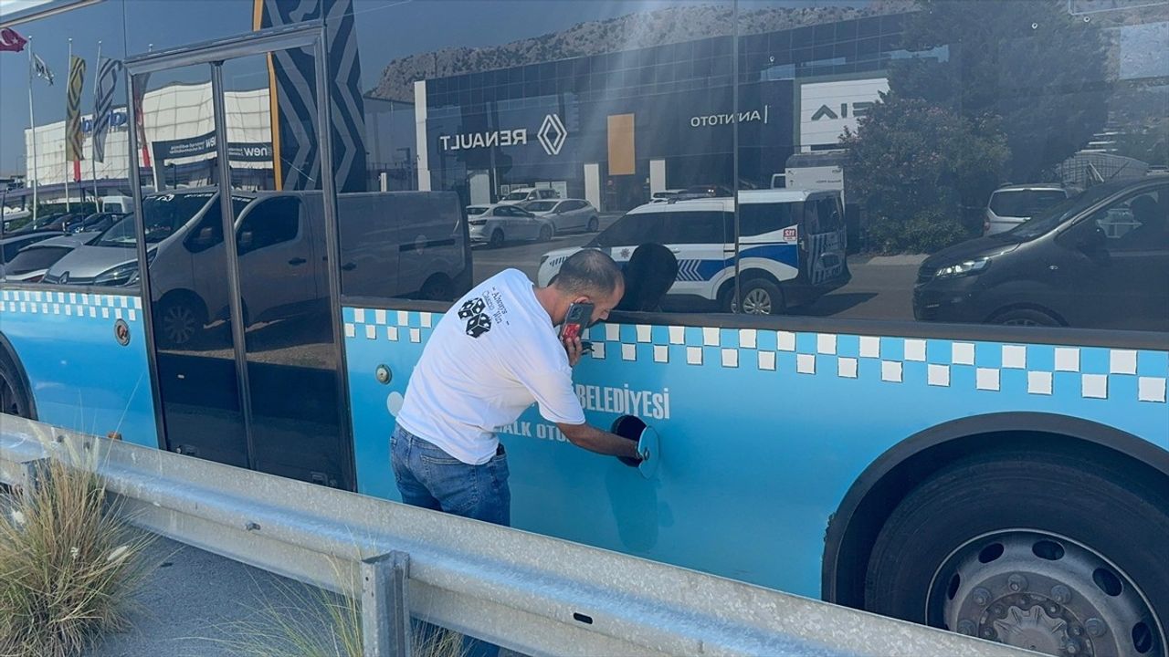 Antalya'da Halk Otobüsünde Gergin Anlar: Yolcu Anahtarı Alıp Kaçtı