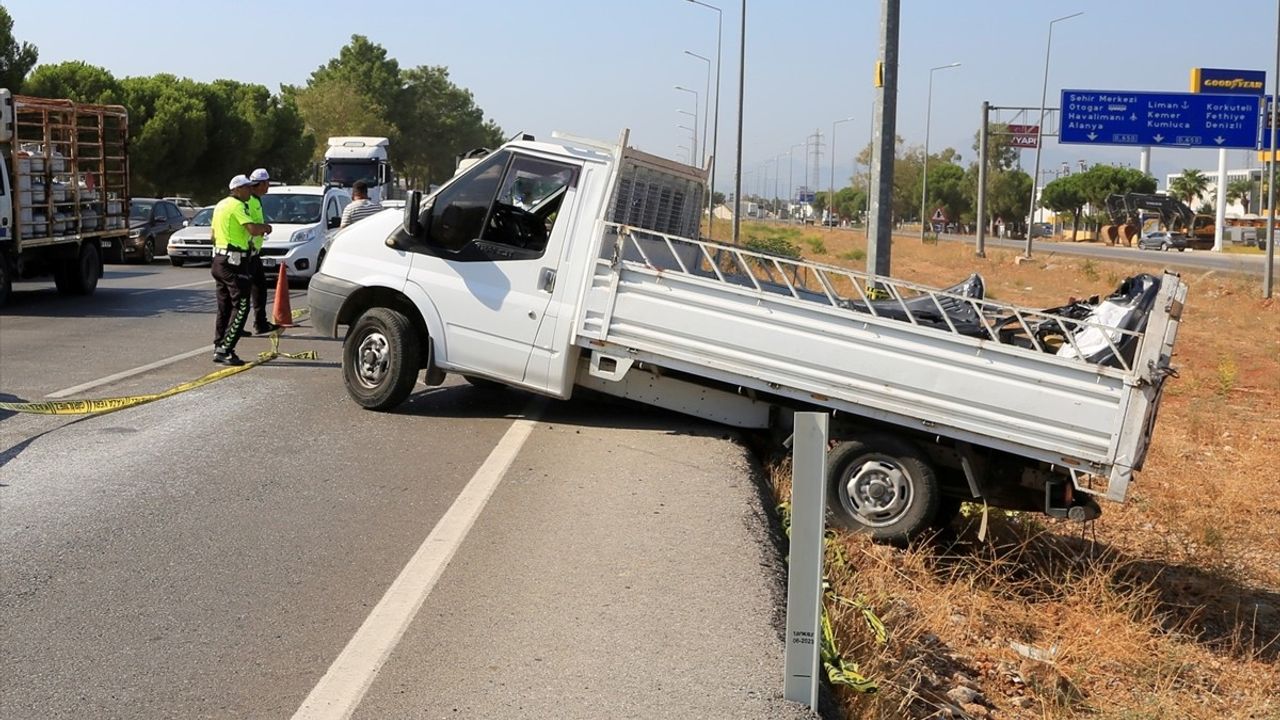 Antalya'da Kamyonete Çarpan Otomobildeki Sürücü Hayatını Kaybetti