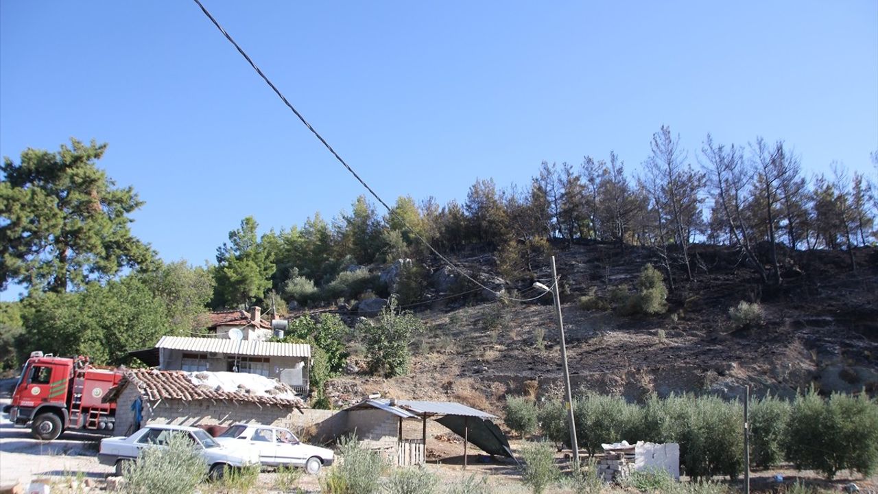 Antalya'da Kırsal Arazide Yangın Söndürüldü