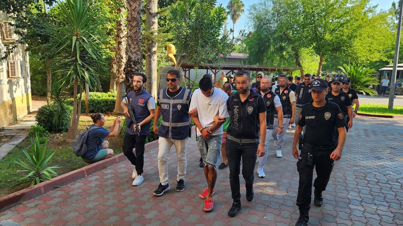 Antalya'da Uyuşturucu Operasyonu: 2 Şüpheli Tutuklandı