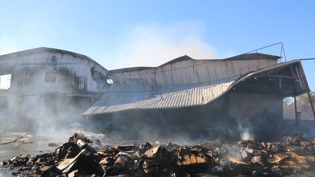Antalya'daki Kağıt Fabrikasındaki Yangın Kontrol Altına Alındı