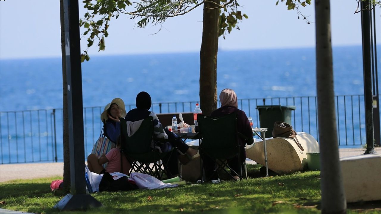 Antalya Sahillerinde Sıcak Hava Yoğunluğu Artıyor