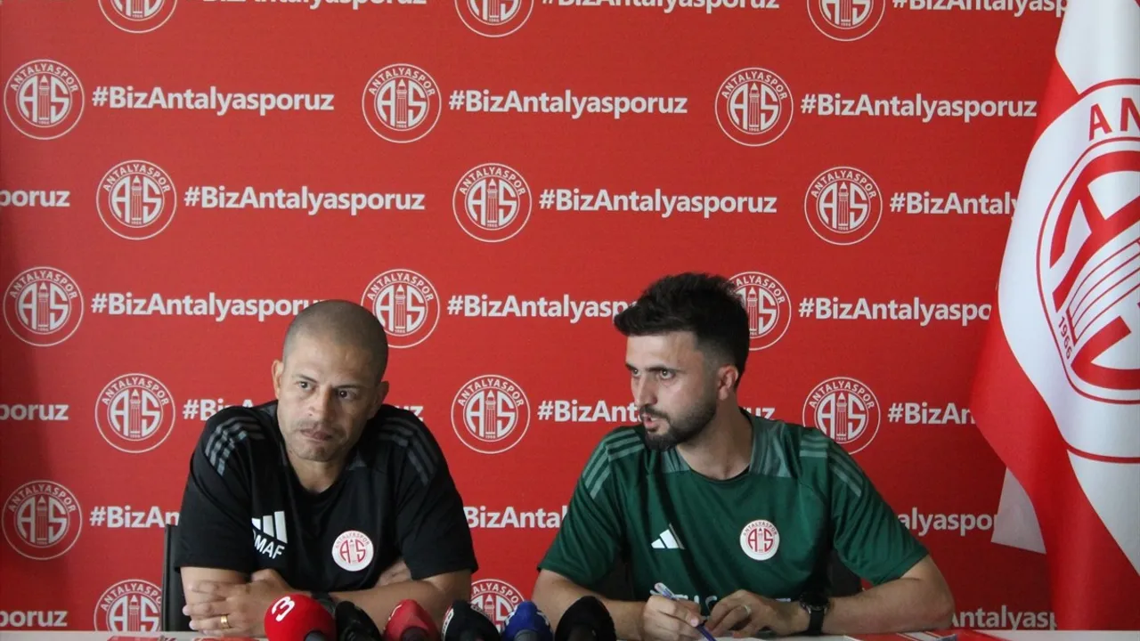 Antalyaspor'un Teknik Direktörü Alex de Souza'dan Transfer Açıklamaları