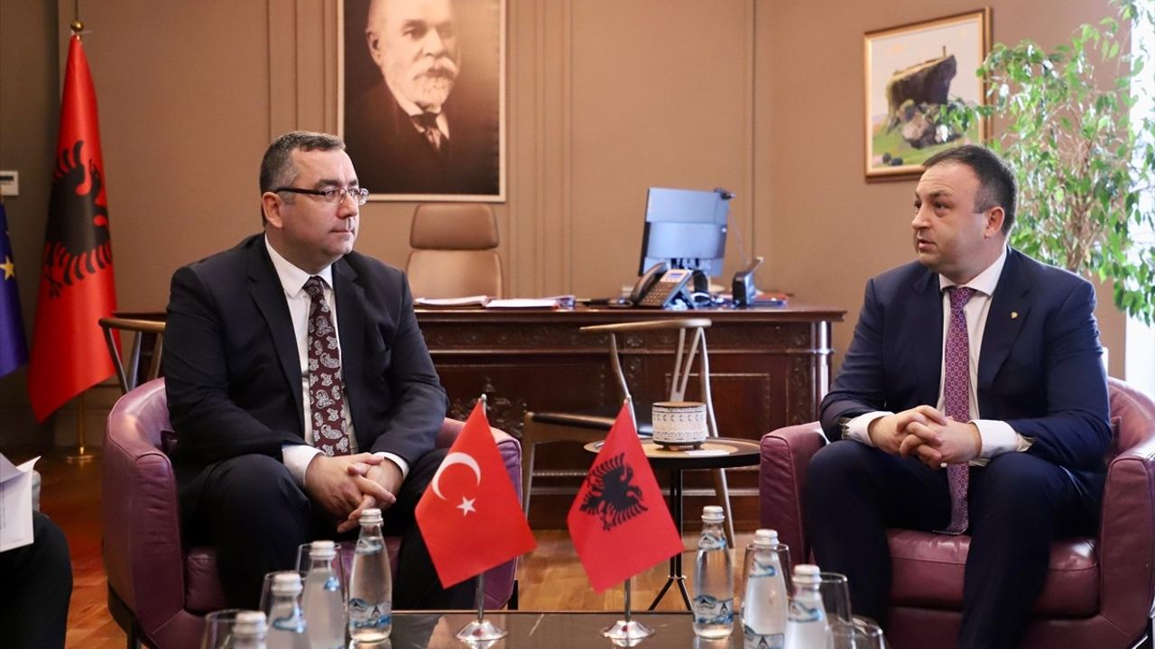 Arnavutluk İçişleri Bakanı Hoxha ve Türkiye'nin Tiran Büyükelçisi Atay Görüşmesi