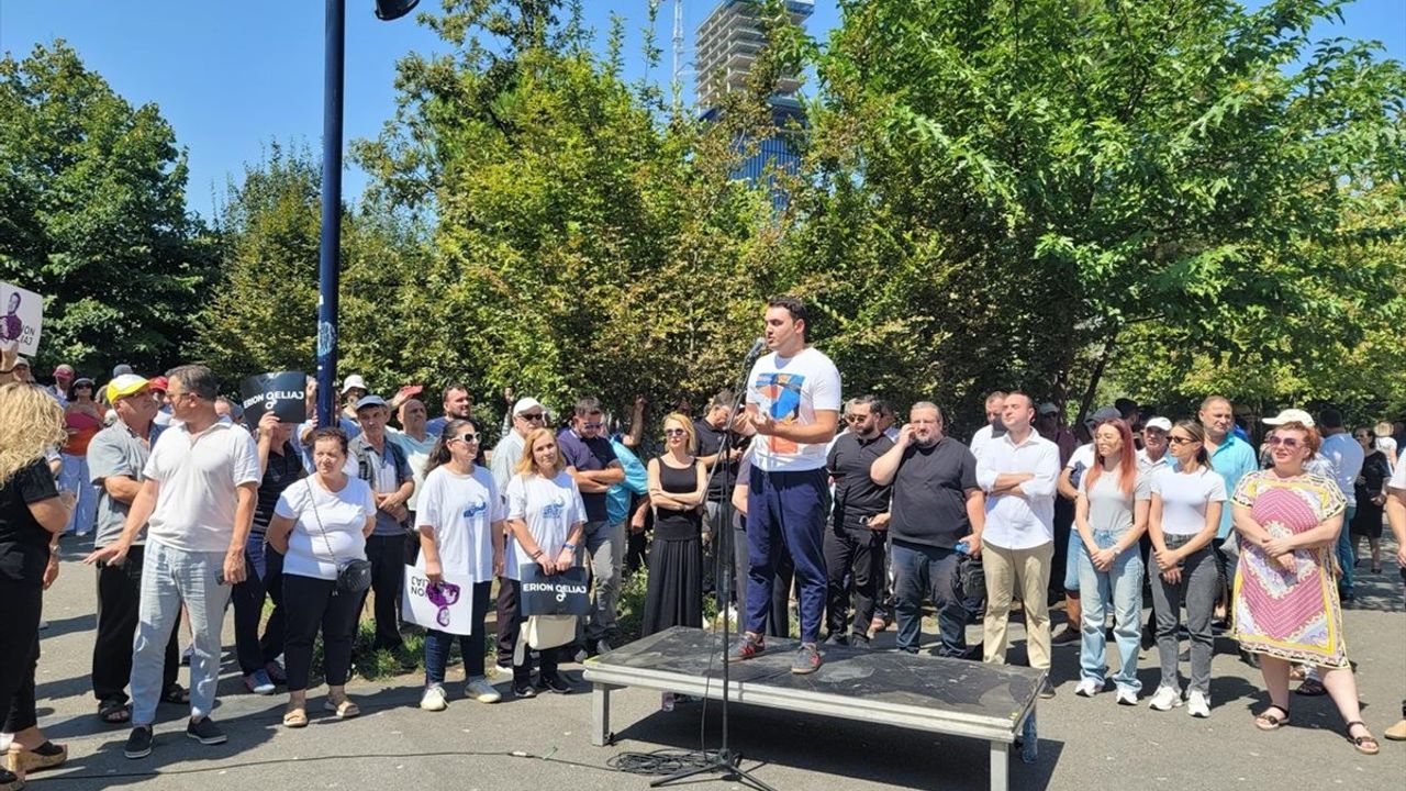 Arnavutluk'ta Belediye Başkanı Veliaj'a Yönelik Protestolar Devam Ediyor