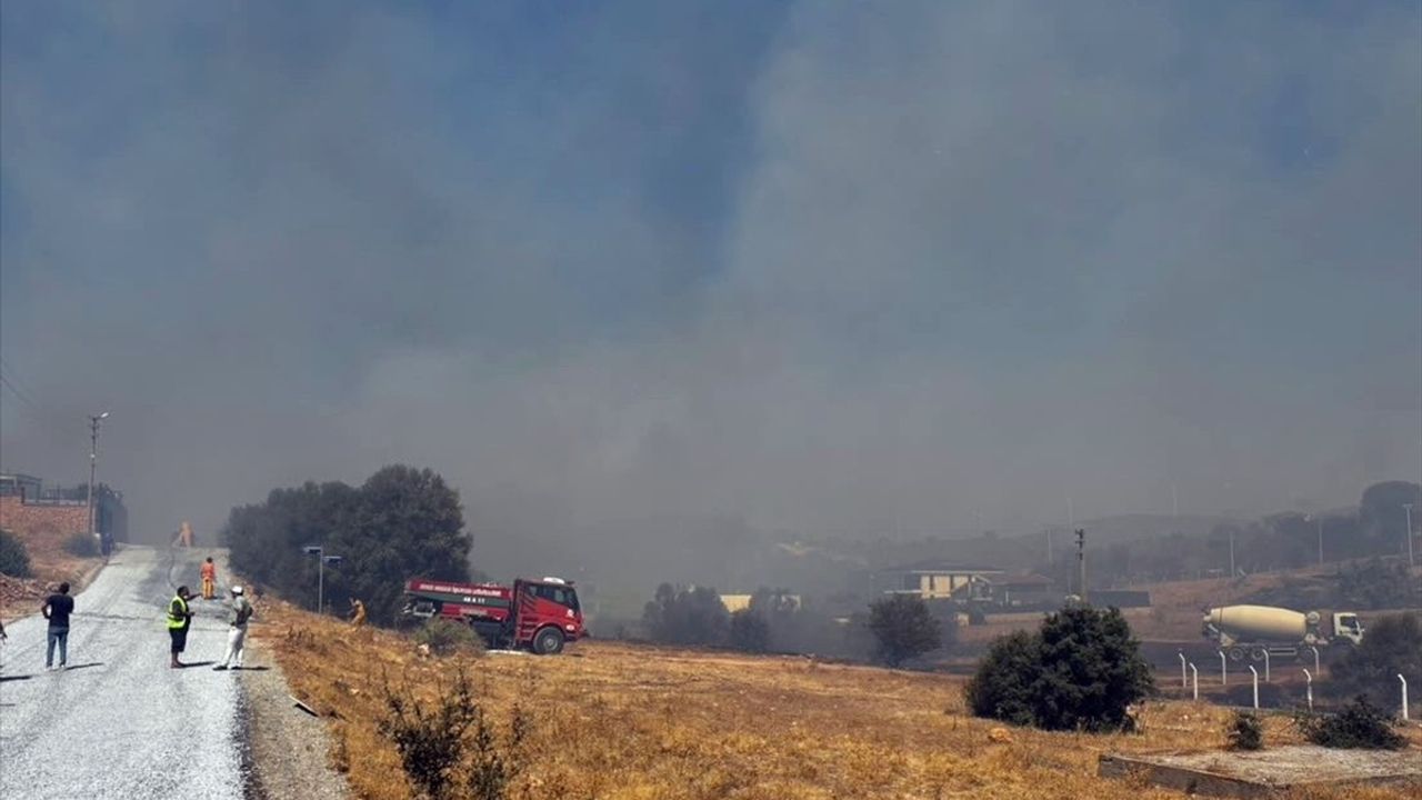Aydın'da Makilik Alanda Yangın Söndürme Çalışmaları Devam Ediyor