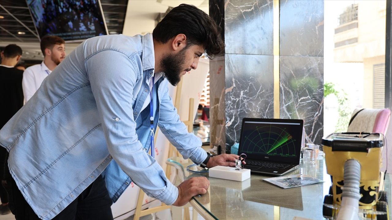 Azez'deki Şam Üniversitesinde Bilim Fuarı Heyecanı