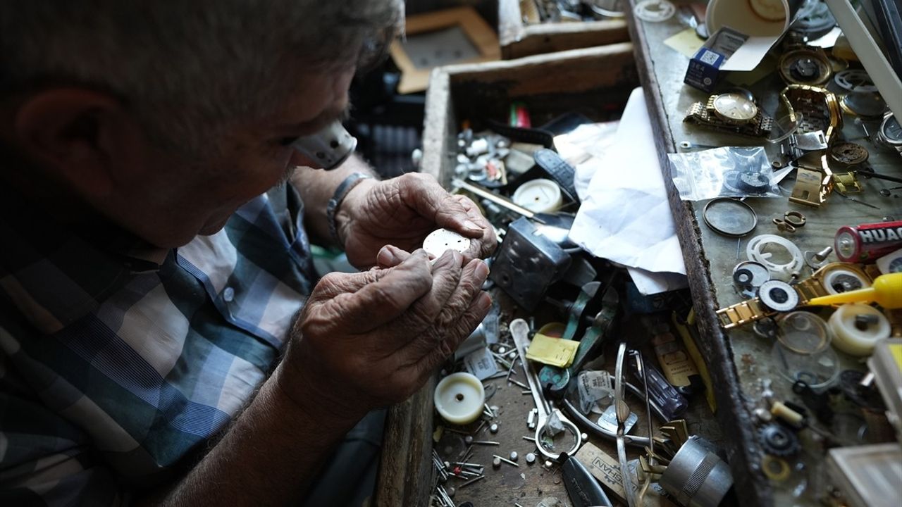 Bağdat'ın Saat Ustası: 54 Yıldır Zamanı Tamir Ediyor