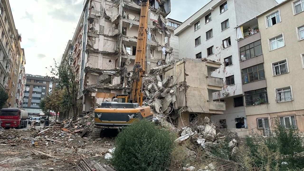 Bahçelievler'de Yıkım Çalışması Sonrası Apartman Zarar Gördü