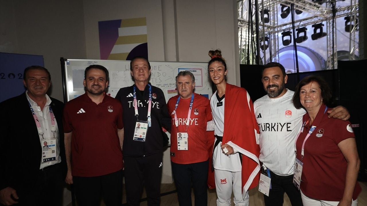 Bakan Bak, Olimpiyat Üçüncüsü Nafia Kuş Aydın'ı Kutladı