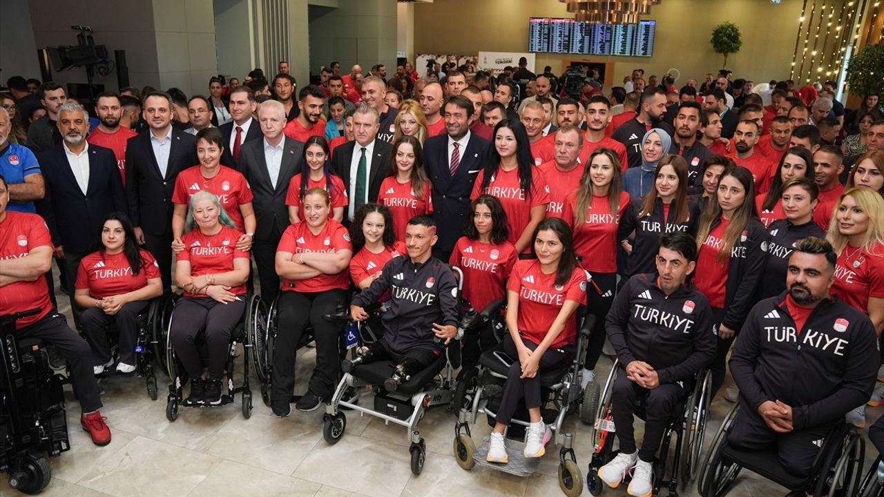 Bakan Bak, Paralimpik Sporcuları Paris'e Uğurladı