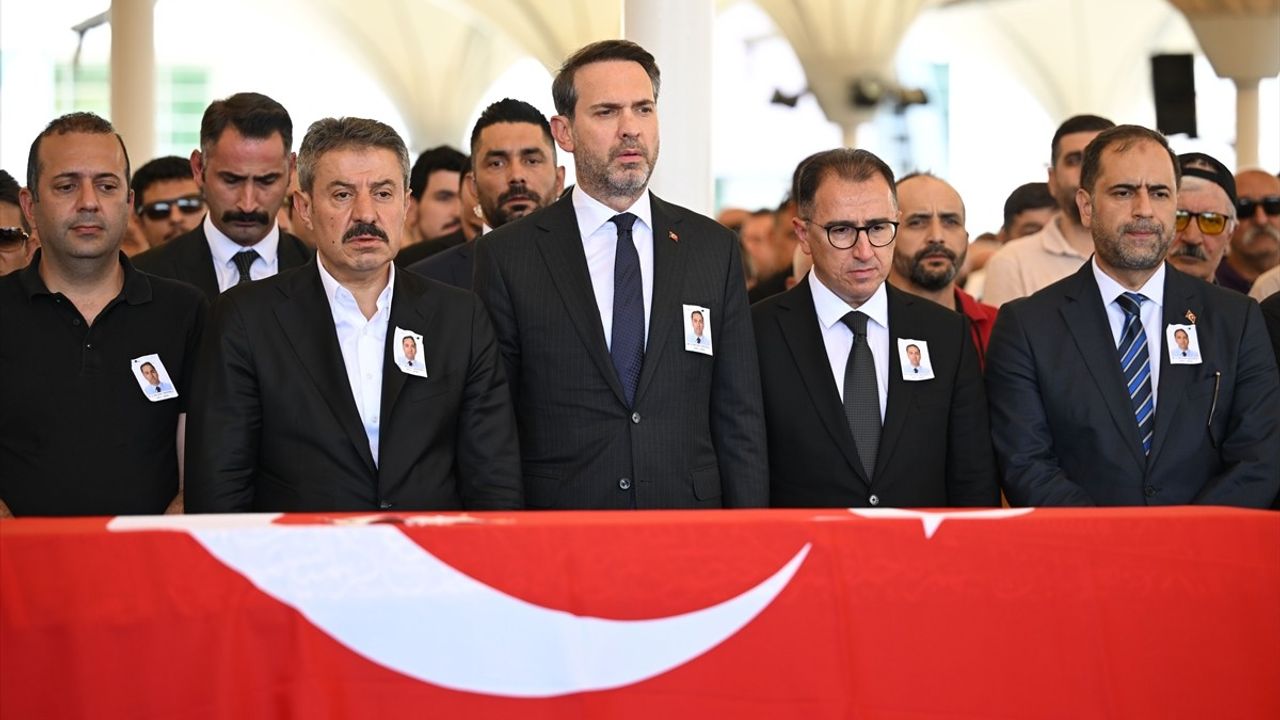 Bakan Bayraktar, TPAO Arama Daire Başkanı Sadioğlu'nu Son Yolculuğunda Yalnız Bırakmadı