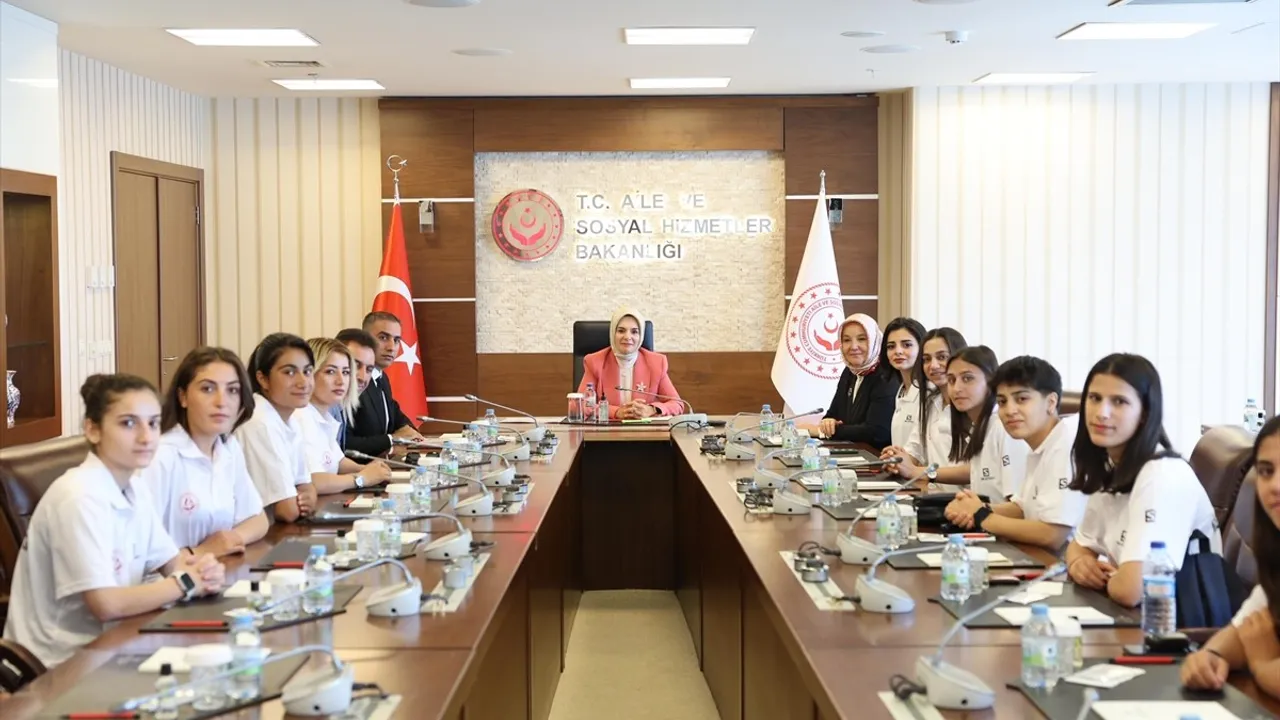 Bakan Göktaş, Kadın Futbolcuları Destekleme Kararlılığını Vurguladı