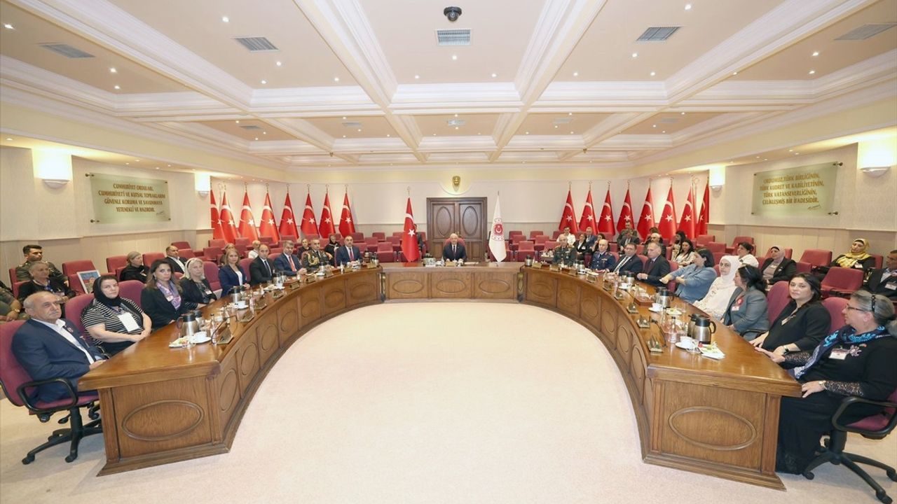 Bakan Güler, Karabağ Şehit Aileleriyle Buluştu