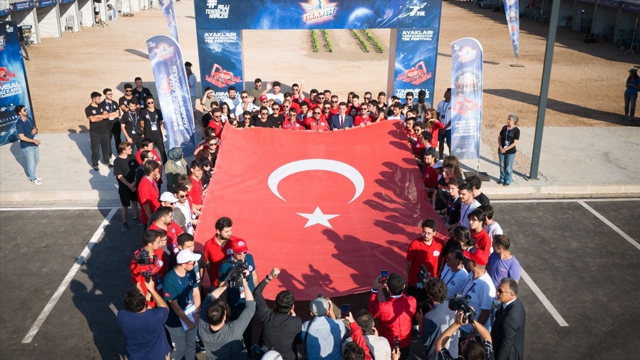 Bakan Kacır, İzmir'de Gençlerle 30 Ağustos Zafer Bayramı'nı Kutladı