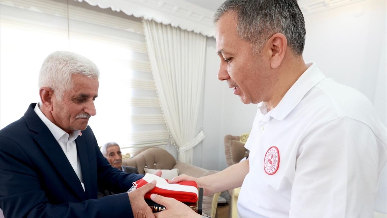 Bakan Yerlikaya, İkiyaka Köyü'nde Şehit Ailelerini Ziyaret Etti