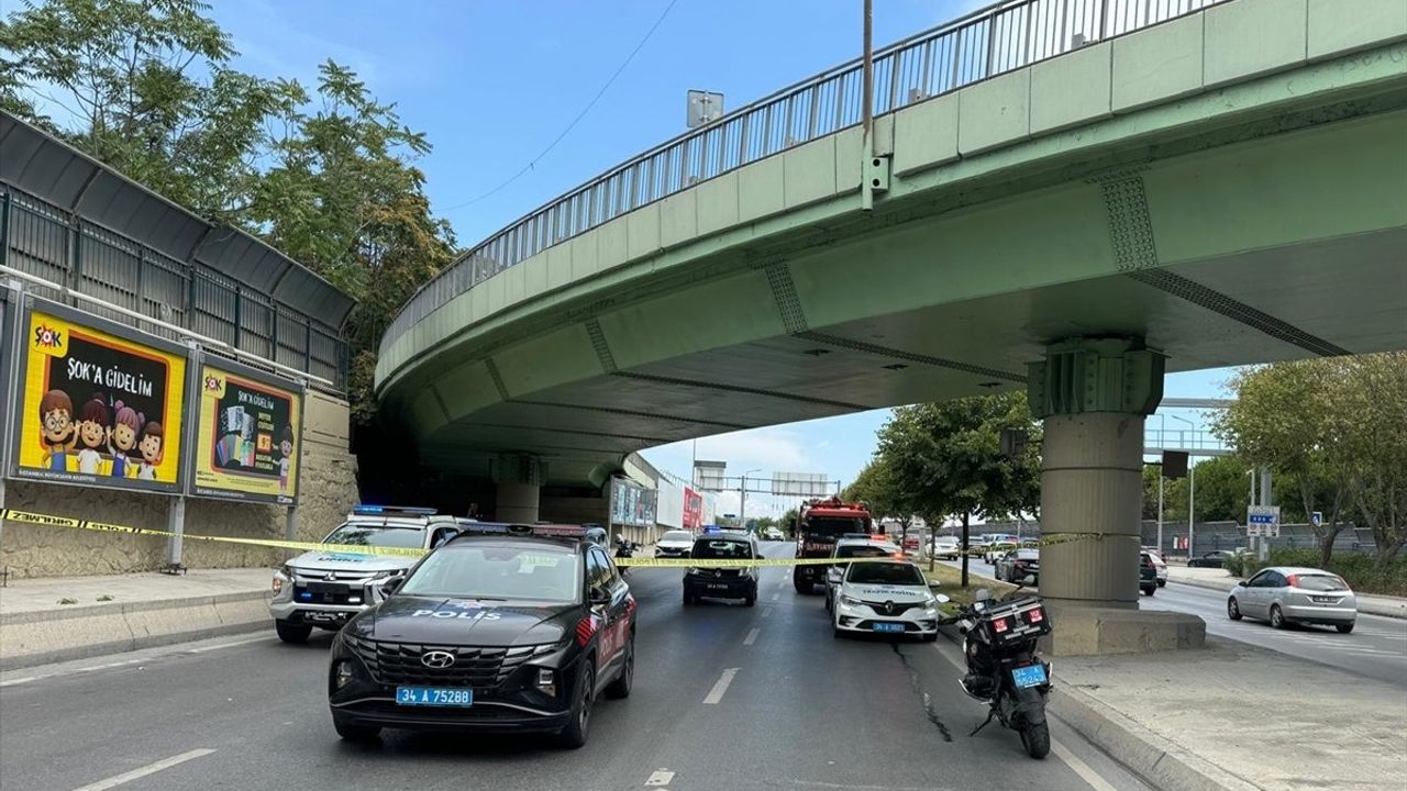 Bakırköy'de Üst Geçide Çarpan Tır Devrildi