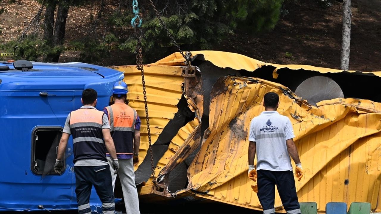 Bakırköy'de Üst Geçide Çarpan Tır Devrildi: 6 Yaralı