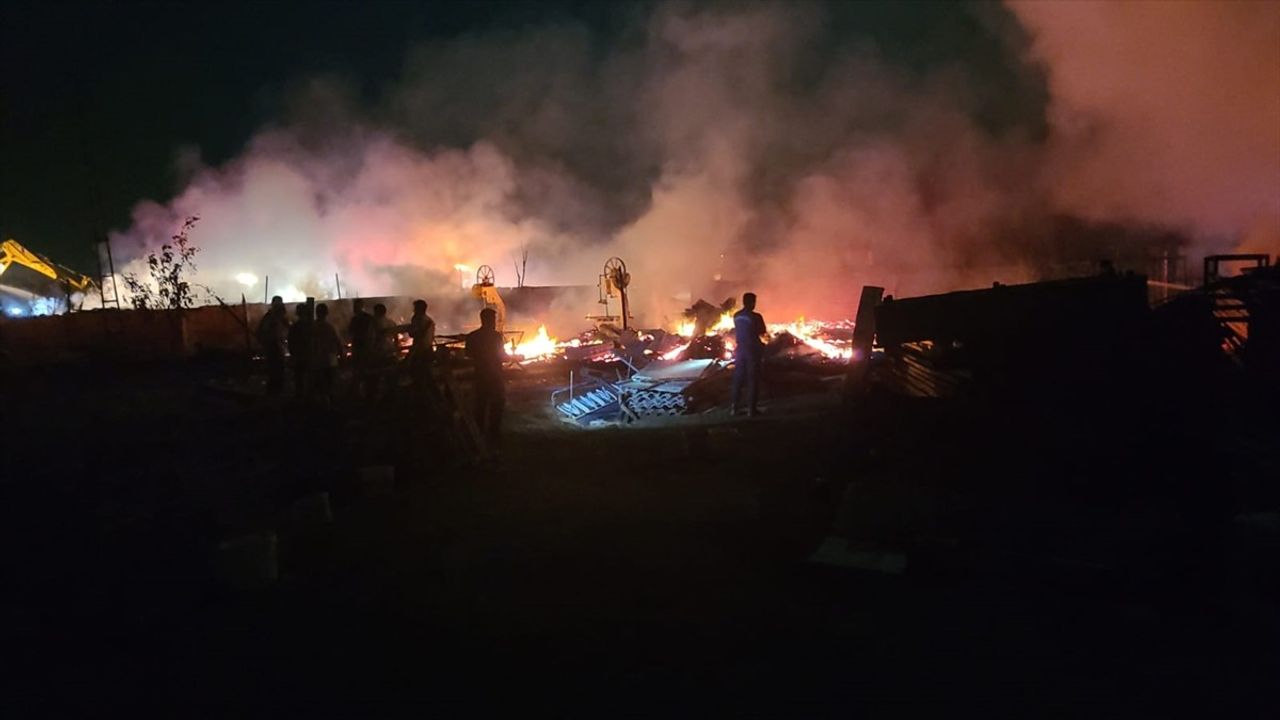 Balıkesir'de Palet Atölyesinde Yangın Kontrol Altına Alındı