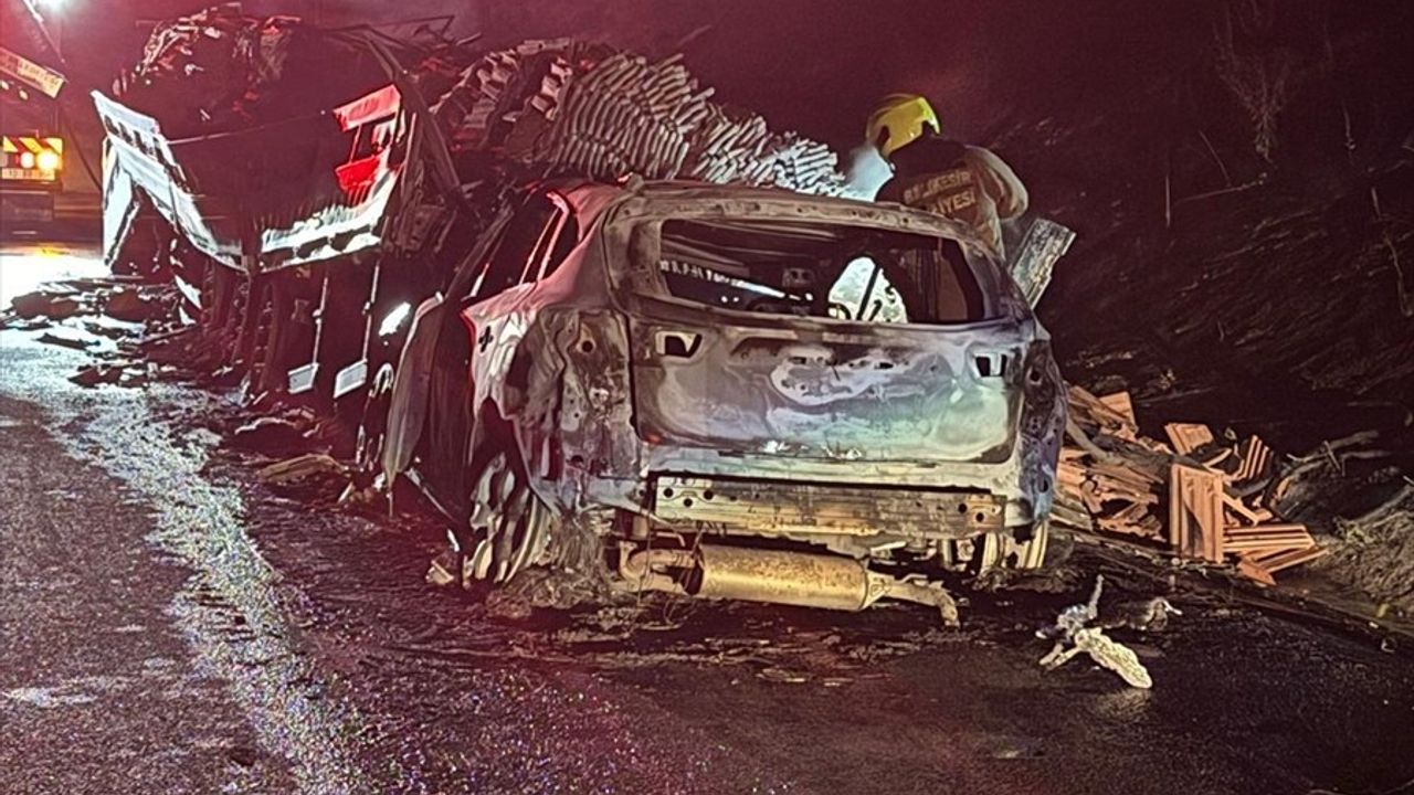 Balıkesir'de Trafik Kazası: Otomobil Tıra Çarptı, İki Araç Yanarak Kullanılamaz Hale Geldi