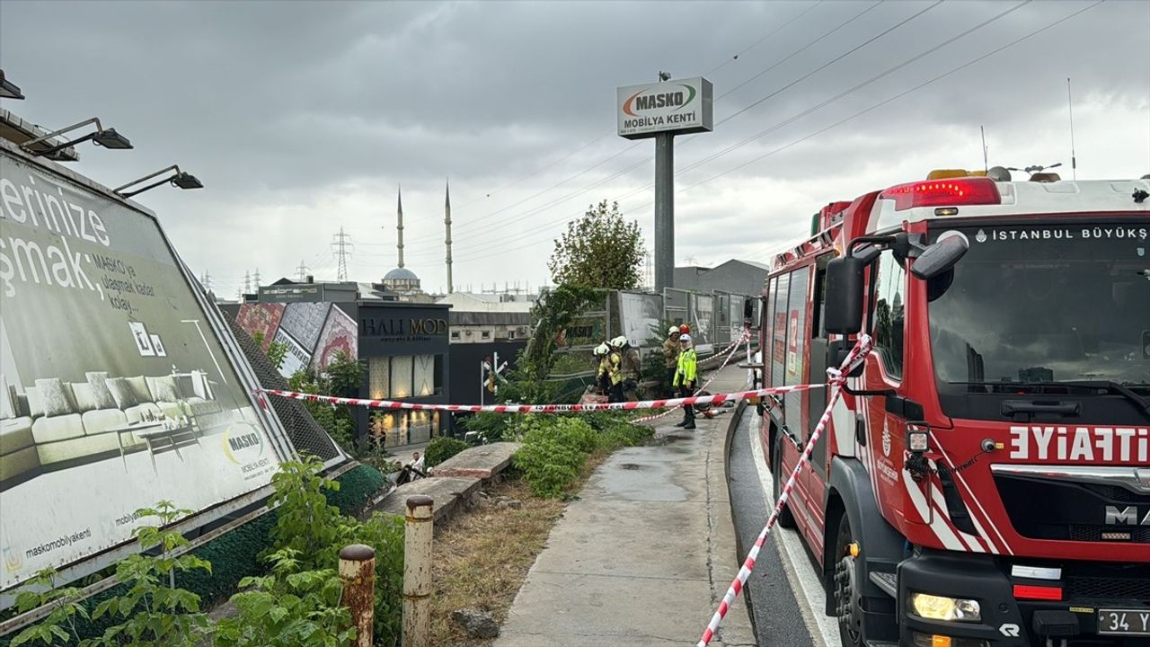 Başakşehir'de Kamyonet Bahçeye Düştü: Sürücü Kurtarıldı