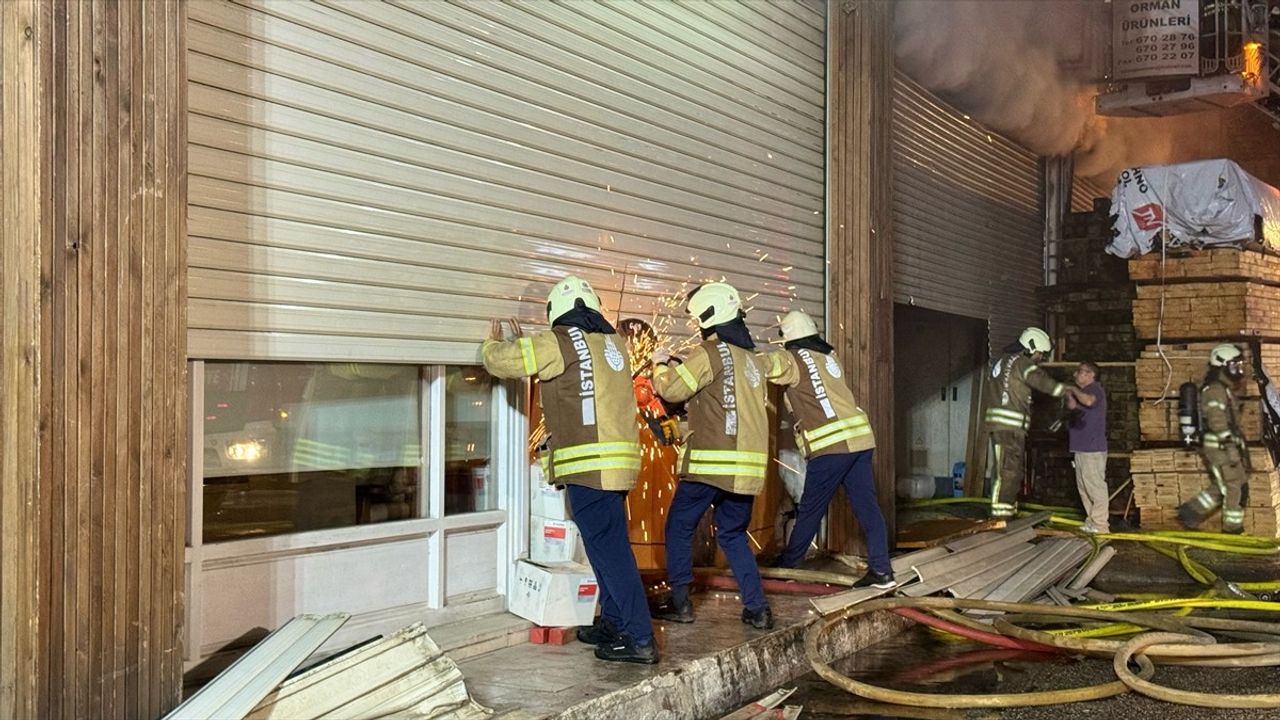 Başakşehir'deki Mobilya Atölyesinde Yangın Kontrol Altına Alındı