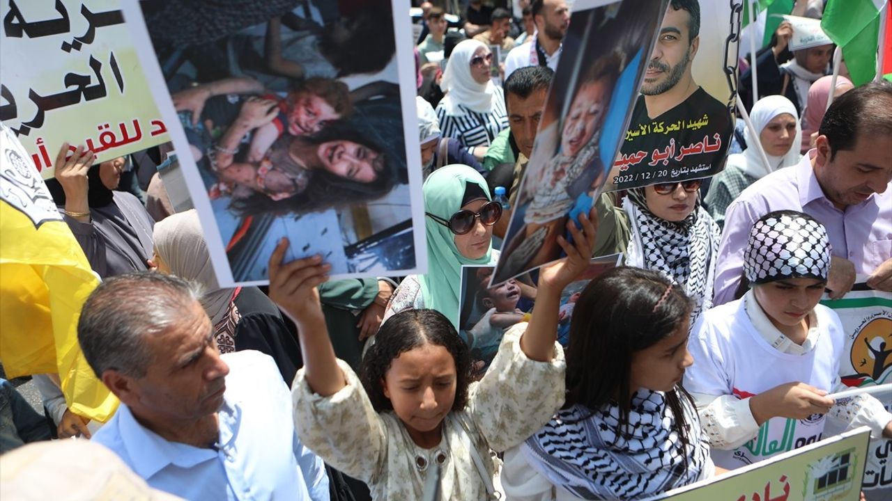 Batı Şeria'da Gazze ve Esirler İçin Gösteriler Yapıldı