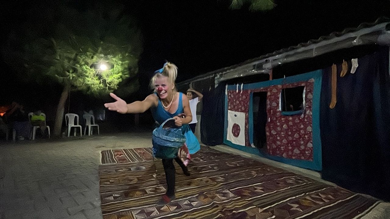 Belçikalı Çiftin Sokak Tiyatrosu Performansı Çanakkale'de