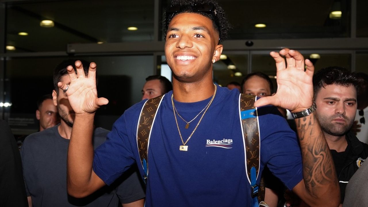 Beşiktaş, Cher Ndour ile Transfer Görüşmelerini Tamamlamak Üzere İstanbul'a Getirdi