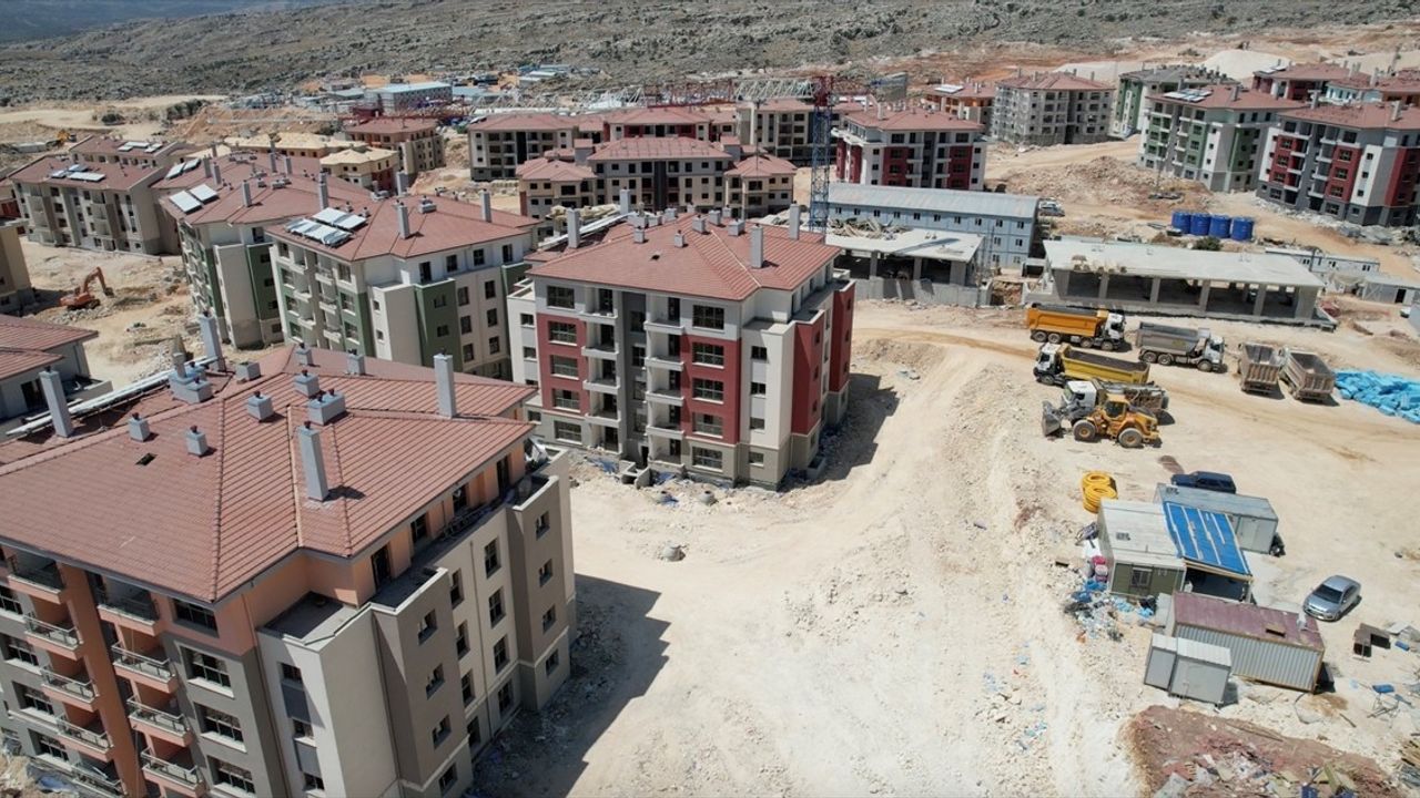 Besni'de Depremzedeler İçin Kalıcı Konutlar İnşa Ediliyor