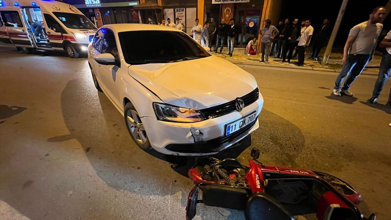 Bilecik'te Otomobil ile Motosiklet Çarpıştı, 2 Yaralı