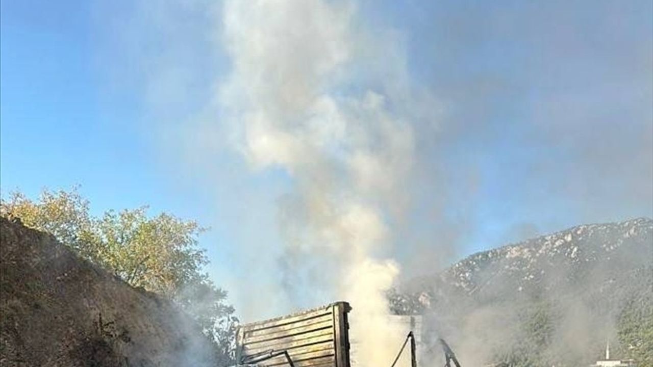 Bilecik'te Seyir Halindeki Tırda Yangın Çıktı