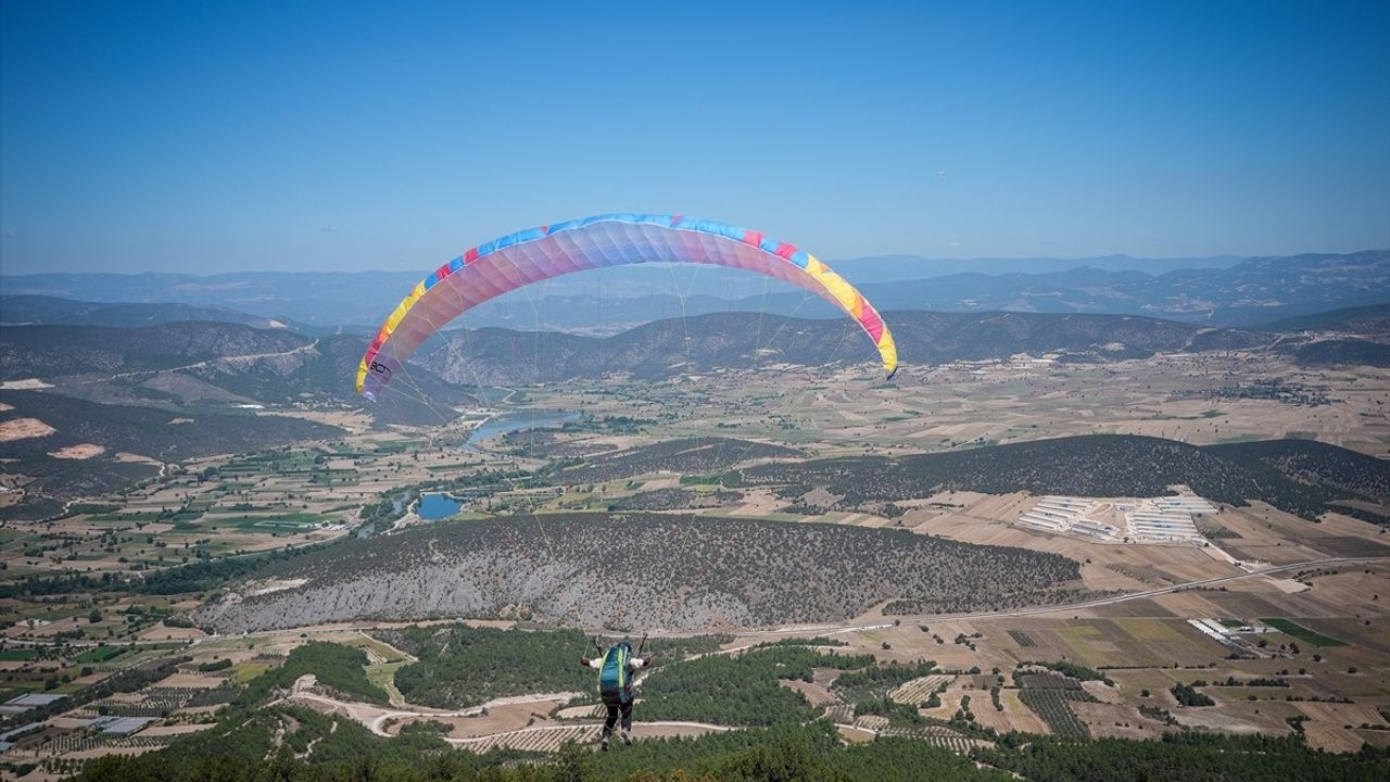 Bilecik’te Yamaç Paraşütü Heyecanı: 110 Sporcu Uçtu