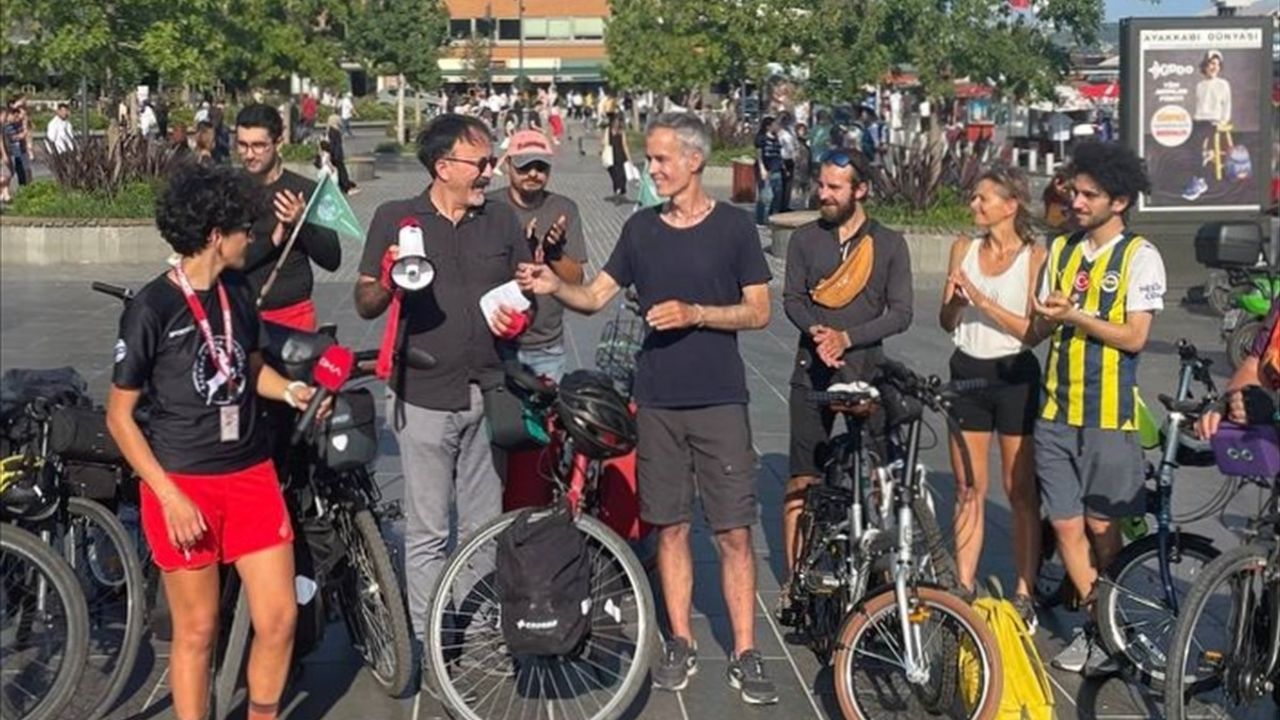 Bisikletli Aktivistler Küresel Isınmaya Dikkat Çekiyor