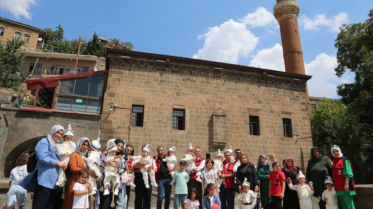 Bitlis'te Sünnet Şöleni Düzenlendi