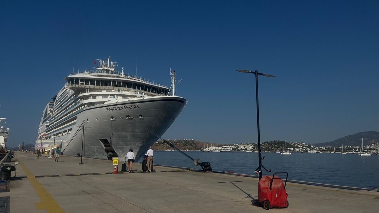 Bodrum'a Gelen Seabourn Encore Kruvaziyeri 571 Yolcu Taşıdı