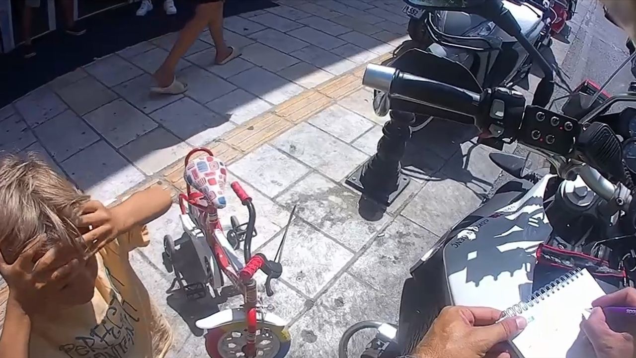 Bodrum'da Polis ve Bisikletli Çocuğun Sevimli Diyaloğu